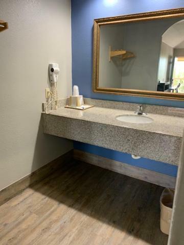 Camelot Inn & Suites Хьюстон Экстерьер фото